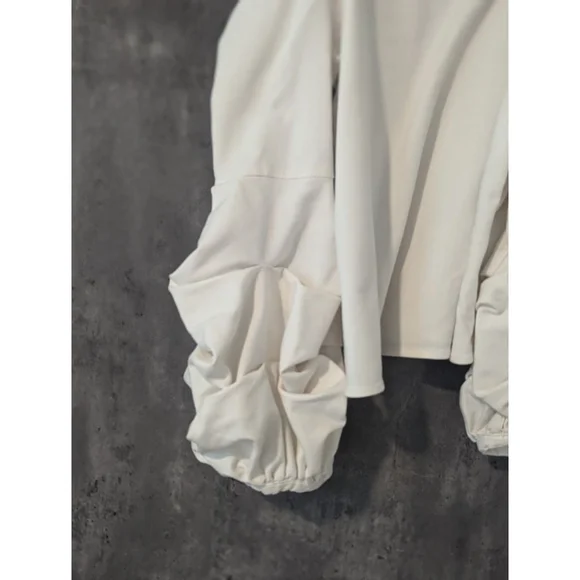 Women cream Forever 21 Top with ruffle sleeves - Picture 2 of 9